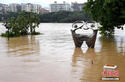  6月10日凌晨起,，福建三明普降暴雨,，受持續(xù)強(qiáng)降雨影響,，市區(qū)多個(gè)小區(qū)出現(xiàn)山體滑坡、內(nèi)澇情況,。一些小區(qū)路面整體被淹,，低洼地帶的水深近兩米,，不少車輛被淹沒(méi)頂，部分學(xué)校停課,。經(jīng)過(guò)多部門緊張搶修,，目前市內(nèi)積水已退，市政等部門正抓緊清理淤泥垃圾,，居民也陸續(xù)返回家中開(kāi)始清理被淹物品,。自6月6日以來(lái)的強(qiáng)降雨過(guò)程重創(chuàng)福建，已導(dǎo)致三明,、南平,、龍巖3市共7萬(wàn)余人受災(zāi)。張斌 攝 