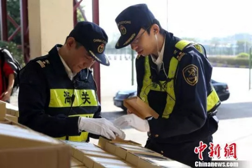 資料圖:深圳海關(guān)關(guān)員正在查驗假冒“小米”手機(jī)。 深圳海關(guān)供圖 資料圖:深圳海關(guān)關(guān)員正在查驗假冒“小米”手機(jī),。 深圳海關(guān)供圖