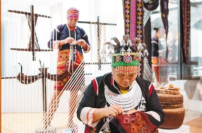 非遺傳承人王亞菊在省博展示黎族刺繡,。本報記者 宋國強 攝 非遺傳承人王亞菊在省博展示黎族刺繡。本報記者 宋國強 攝