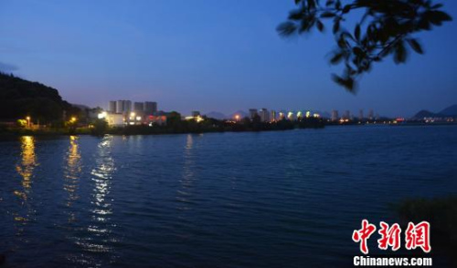 資料圖：夜幕下的東湖濕地公園湖面，風(fēng)景秀麗,?！∪~茂 攝