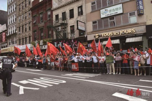 反對港獨、支持一國兩制的隊伍聲勢浩大,。(來源：紐約《僑報》尹英姿 攝)