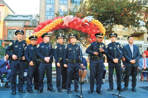 警察局長(zhǎng)施革向小區(qū)民眾介紹警員,。(圖片來(lái)源：美國(guó)《星島日?qǐng)?bào)》劉玉姝/攝)