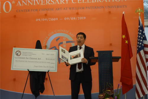 中心主任叢志遠展示他主編的出版畫冊"超越分界:慶祝美國威廉帕特森大學(xué)中國藝術(shù)成立中心十周年",。(美國《世界日報》/謝哲澍 攝) 中心主任叢志遠展示他主編的出版畫冊"超越分界:慶祝美國威廉帕特森大學(xué)中國藝術(shù)成立中心十周年",。(美國《世界日報》/謝哲澍 攝)