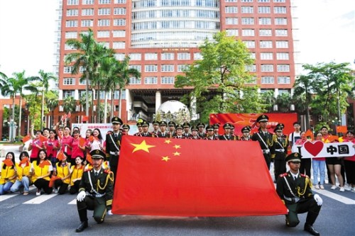 圖為9月2日,暨南大學舉行隆重的升國旗儀式,,暨大學子們與國旗同框,,向祖國表白 羊城晚報記者 周巍/攝 圖為9月2日,暨南大學舉行隆重的升國旗儀式,,暨大學子們與國旗同框,,向祖國表白 羊城晚報記者 周巍/攝