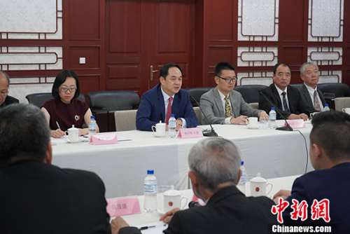 圖為中國駐巴西大使楊萬明(正面右四)發(fā)表講話。 駐巴西使館供圖 圖為中國駐巴西大使楊萬明(正面右四)發(fā)表講話,。 駐巴西使館供圖
