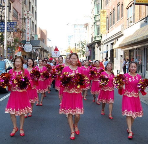 穿著統(tǒng)一服裝的慶祝隊(duì)伍,。(美國《世界日報》/劉麟 攝)