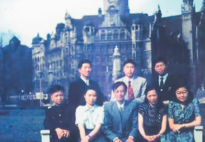 1956年,，梅兆榮（后排中）在德國萊比錫大學(xué)學(xué)習(xí)期間與同學(xué)們合影,。 　　受訪者供圖