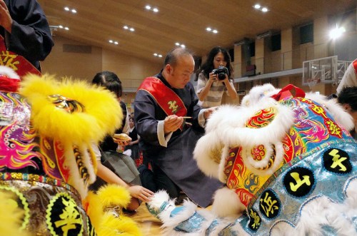 橫濱山手中華學(xué)校校長張巖松為醒獅點(diǎn)睛