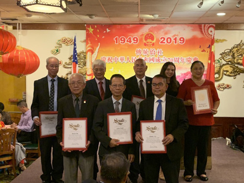 國慶晚宴籌備委員大會共同主席李錦生(前排右一),、胡卓球(后排右三)與籌備委員獲頒賀狀。(美國《世界日報》 記者 王子銘/攝) 國慶晚宴籌備委員大會共同主席李錦生(前排右一)、胡卓球(后排右三)與籌備委員獲頒賀狀,。(美國《世界日報》 記者 王子銘/攝)