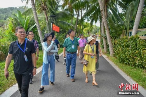 　10月9日，參加2019年“行走中國·境外華文媒體海南行”活動的19個(gè)國家和地區(qū)的34位華文媒體高層人士,，走訪海南僑鄉(xiāng)文昌,、瓊海、萬寧等地,，感受僑鄉(xiāng)發(fā)展變遷,。<a target='_blank' >中新社</a>記者 駱云飛 攝