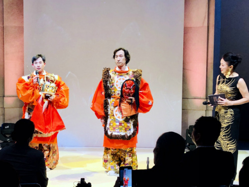 中國(guó)舞蹈家黃豆豆與日本藝術(shù)家東儀秀樹(shù)合演《蘭陵王》。(日本《中文導(dǎo)報(bào)》/楊文凱 攝) 中國(guó)舞蹈家黃豆豆與日本藝術(shù)家東儀秀樹(shù)合演《蘭陵王》,。(日本《中文導(dǎo)報(bào)》/楊文凱 攝)