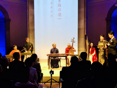 琵琶演奏家方錦龍演奏了《十面埋伏》,、《反彈琵琶伎樂(lè)天》等曲目,。(日本《中文導(dǎo)報(bào)》/楊文凱 攝) 琵琶演奏家方錦龍演奏了《十面埋伏》,、《反彈琵琶伎樂(lè)天》等曲目。(日本《中文導(dǎo)報(bào)》/楊文凱 攝)