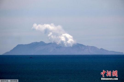 　當(dāng)?shù)貢r(shí)間12月11日，遠(yuǎn)眺新西蘭懷特島,，火山口依舊噴發(fā)濃煙,。新西蘭地質(zhì)與核科學(xué)研究所11日就懷特島火山噴發(fā)一事發(fā)布聲明稱，其在未來24小時(shí)有可能再次噴發(fā),。