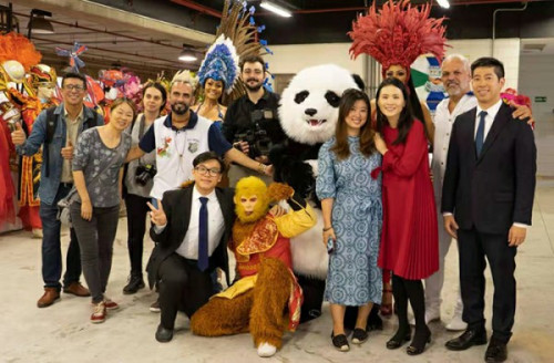 中巴社會(huì)文化研究中心一行與圣保羅著名桑巴舞校人員及媒體朋友合影,。(南美僑報(bào)網(wǎng)) 中巴社會(huì)文化研究中心一行與圣保羅著名桑巴舞校人員及媒體朋友合影,。(南美僑報(bào)網(wǎng))