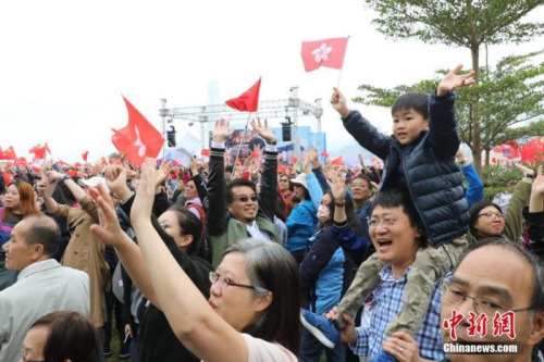 12月15日,，香港小朋友高舉香港特區(qū)區(qū)旗參加集會,。當(dāng)日，大批香港市民自發(fā)在香港添馬公園發(fā)起控訴暴力集會,，希望通過此次集會表達(dá)摒棄暴力,、堅守法治的心聲，強烈譴責(zé)示威者的暴力行為,，并支持警察嚴(yán)正執(zhí)法,。<a target='_blank' >中新社</a>記者 謝光磊 攝