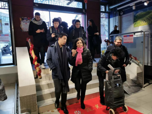 巴黎士多董事總經理鄭嘉誠陪同伊達爾戈參觀巴黎士多超市,。(《歐洲時報》/靖樹 攝) 巴黎士多董事總經理鄭嘉誠陪同伊達爾戈參觀巴黎士多超市,。(《歐洲時報》/靖樹 攝)