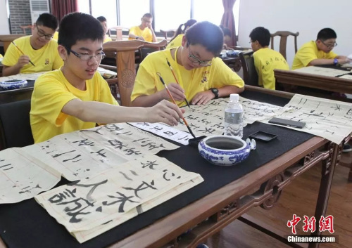 資料圖：華裔青少年學(xué)寫漢字,。周毅 攝