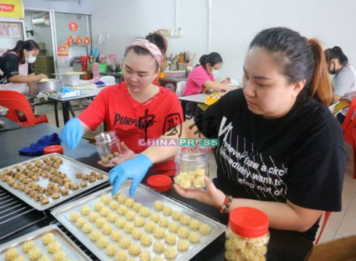 35種傳統(tǒng)及新口味的年餅,讓消費者選擇,。(馬來西亞《中國報》/辛慧萍 攝) 35種傳統(tǒng)及新口味的年餅,,讓消費者選擇,。(馬來西亞《中國報》/辛慧萍 攝)