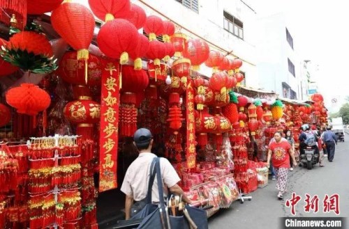 雅加達(dá)北區(qū)班芝蘭唐人街售賣中國春節(jié)喜慶用品的臨時(shí)攤點(diǎn)?！×钟纻?攝