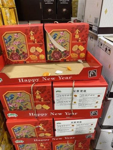 美國連鎖超市中售賣年節(jié)禮盒,。(美國《世界日報》/李榮 攝)