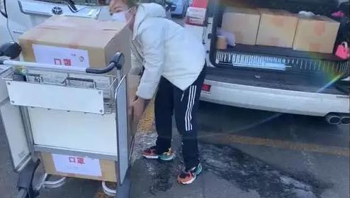 楊女士的大女兒魯睆兒在為家鄉(xiāng)人民采購防疫物資 圖片來源:淮南日報微信公眾號 楊女士的大女兒魯睆兒在為家鄉(xiāng)人民采購防疫物資 圖片來源:淮南日報微信公眾號