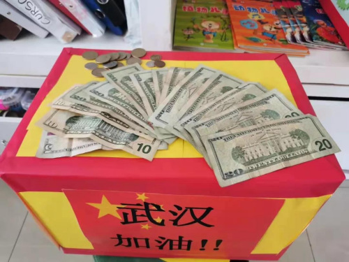 學校師生向疫區(qū)醫(yī)院捐款(圖片來源:中國華文教育基金會) 學校師生向疫區(qū)醫(yī)院捐款(圖片來源:中國華文教育基金會)