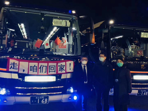 旅日僑胞協(xié)助駐日大使館送郵輪乘客回家,。(來源:《日本新華僑報》) 旅日僑胞協(xié)助駐日大使館送郵輪乘客回家,。(來源:《日本新華僑報》)