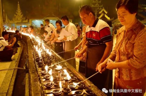 仰光大金塔點(diǎn)燃9000盞明燈 祈福早日戰(zhàn)“疫”成功,。(緬甸金鳳凰中文報(bào)社)