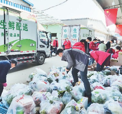 　圖為疫情期間，安徽省中瑞農(nóng)副產(chǎn)品有限責(zé)任公司員工為市民提供農(nóng)產(chǎn)品送貨上門服務(wù),。（譚秀榮供圖） 