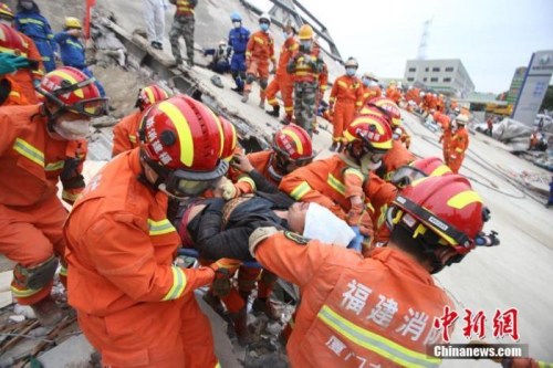 3月8日,，福建泉州欣佳快捷酒店坍塌事故現(xiàn)場(chǎng)，廈門消防救出被困男子。