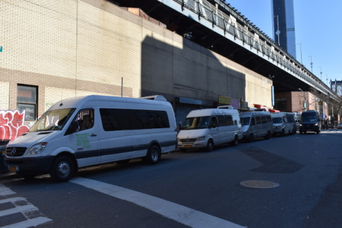 多名小巴司機表示,,自紐約州宣布進入緊急狀態(tài)后,小巴乘客瞬間減少一半,。(記者顏嘉瑩/攝影) 多名小巴司機表示,,自紐約州宣布進入緊急狀態(tài)后,小巴乘客瞬間減少一半,。(記者顏嘉瑩/攝影)