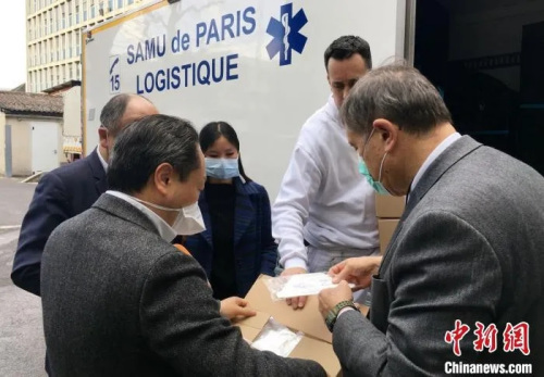 資料圖:中國工商銀行巴黎分行向巴黎專門收治新冠肺炎患者的急救中心SAMU和皮提耶-薩勒佩醫(yī)院兩家醫(yī)療機構無償捐贈4萬枚N95醫(yī)用口罩。圖片來源:中國新聞網 資料圖:中國工商銀行巴黎分行向巴黎專門收治新冠肺炎患者的急救中心SAMU和皮提耶-薩勒佩醫(yī)院兩家醫(yī)療機構無償捐贈4萬枚N95醫(yī)用口罩,。圖片來源:中國新聞網