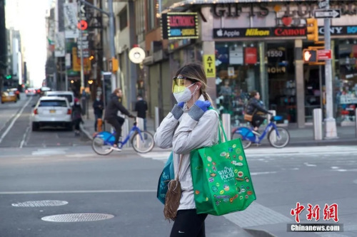 資料圖:當地時間3月21日,美國紐約時代廣場一位行人防護嚴密,。 圖片來源:中國新聞網 資料圖:當地時間3月21日,,美國紐約時代廣場一位行人防護嚴密,。 圖片來源:中國新聞網
