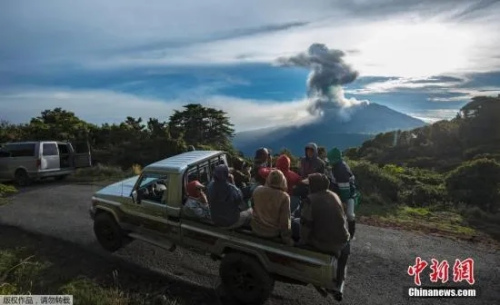 資料圖：游客造訪位于哥斯達黎加中部的圖里亞爾瓦火山,。