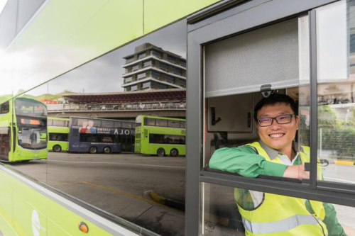 　　公交車司機吳萬有希望馬來西亞的行動限制令可在媽媽生日前解除,，讓他來得及回家為媽媽慶生,。(特約張榮攝)