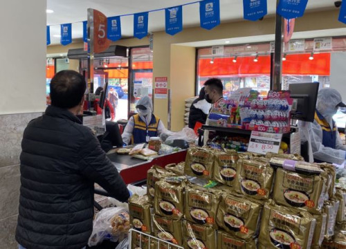 法拉盛超市的員工已穿上防護(hù)服,、戴上防護(hù)眼鏡與口罩,保護(hù)自身與顧客的健康,。(美國《世界日報》/牟蘭 攝) 法拉盛超市的員工已穿上防護(hù)服,、戴上防護(hù)眼鏡與口罩,保護(hù)自身與顧客的健康,。(美國《世界日報》/牟蘭 攝)