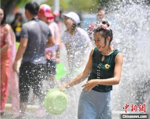 圖為2019年的云南德宏潑水節(jié),,民眾歡度節(jié)日(資料圖),。 劉冉陽 攝 圖為2019年的云南德宏潑水節(jié),,民眾歡度節(jié)日(資料圖),。 劉冉陽 攝