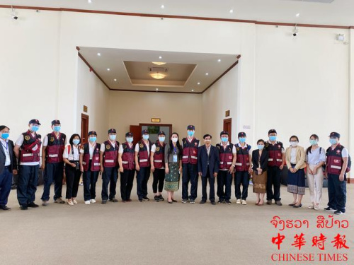 中國抗疫醫(yī)療專家組,。(老撾《中華時報》) 中國抗疫醫(yī)療專家組。(老撾《中華時報》)