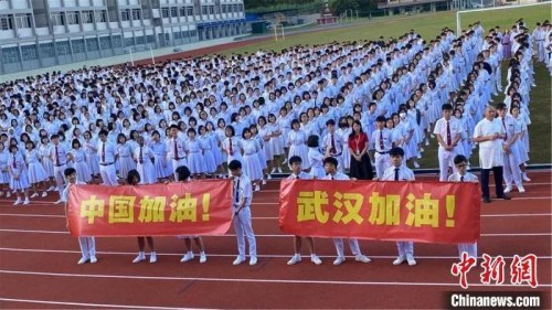 資料圖:馬來西亞居鑾中華中學(xué)師生聲援中國抗擊疫情?;蓐枀^(qū)僑聯(lián)供圖 資料圖:馬來西亞居鑾中華中學(xué)師生聲援中國抗擊疫情,?;蓐枀^(qū)僑聯(lián)供圖