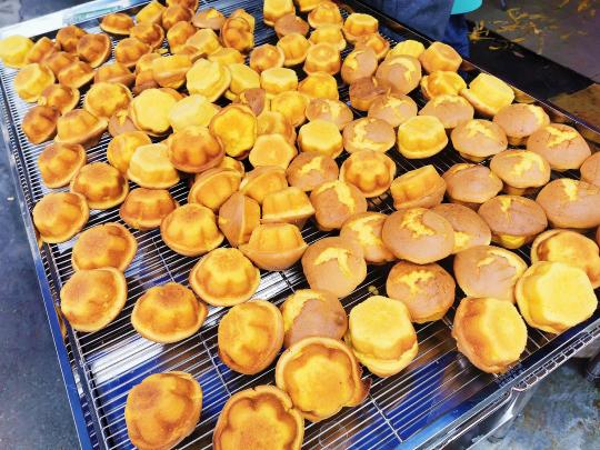 臺(tái)城一小食店現(xiàn)做現(xiàn)賣的南瓜蛋糕. 李曉春 攝 臺(tái)城一小食店現(xiàn)做現(xiàn)賣的南瓜蛋糕. 李曉春 攝