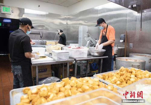 廚師們忙著制作各自負(fù)責(zé)的食品,。<a target='_blank' >中新社</a>記者 劉關(guān)關(guān) 攝 廚師們忙著制作各自負(fù)責(zé)的食品,。<a target='_blank' >中新社</a>記者 劉關(guān)關(guān) 攝