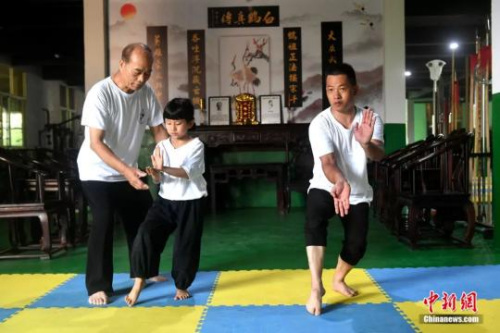 余丹秋指導9歲的鄭施澤學習鳴鶴拳,。呂明攝