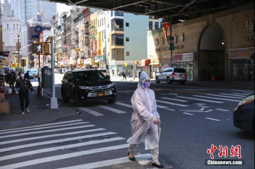 資料圖：5月12日,，紐約市曼哈頓唐人街，一名“全副武裝”的女子正在過馬路,。<a target='_blank' >中新社</a>記者 馬德林 攝