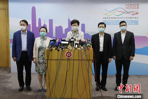 6月3日,香港特別行政區(qū)行政長(zhǎng)官林鄭月娥在北京表示,,她與香港特區(qū)政府十分支持涉港國(guó)安立法,,會(huì)全面配合全國(guó)人大常委會(huì)相關(guān)立法工作。林鄭月娥傍晚在香港特別行政區(qū)政府駐北京辦事處舉辦記者會(huì),,介紹訪京行程并回答記者提問,。 <a target='_blank' >中新社</a>記者 韓海丹 攝 6月3日,香港特別行政區(qū)行政長(zhǎng)官林鄭月娥在北京表示,,她與香港特區(qū)政府十分支持涉港國(guó)安立法,,會(huì)全面配合全國(guó)人大常委會(huì)相關(guān)立法工作。林鄭月娥傍晚在香港特別行政區(qū)政府駐北京辦事處舉辦記者會(huì),,介紹訪京行程并回答記者提問,。 <a target='_blank' >中新社</a>記者 韓海丹 攝