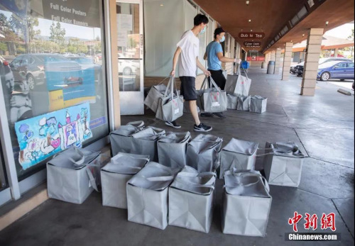 資料圖：美國硅谷腹地“鹽語”廚房的送餐員將打包好的保溫袋搬到各自的車上，再送往附近的客戶手中,。 <a target='_blank' >中新社</a>記者 劉關(guān)關(guān) 攝