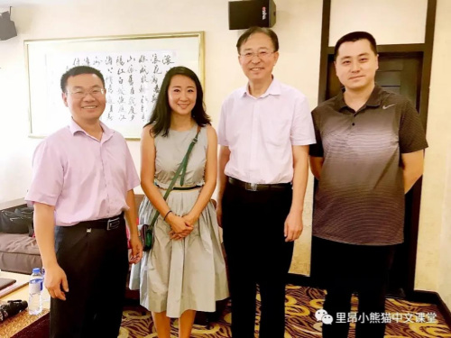 小熊貓學(xué)校羅堅(jiān)校長(zhǎng)和暨南大學(xué)華文學(xué)院院長(zhǎng)邵宜教授及其他校領(lǐng)導(dǎo)合影。(中法家庭聯(lián)合會(huì),、小熊貓學(xué)校宣傳部供圖) 小熊貓學(xué)校羅堅(jiān)校長(zhǎng)和暨南大學(xué)華文學(xué)院院長(zhǎng)邵宜教授及其他校領(lǐng)導(dǎo)合影,。(中法家庭聯(lián)合會(huì),、小熊貓學(xué)校宣傳部供圖)