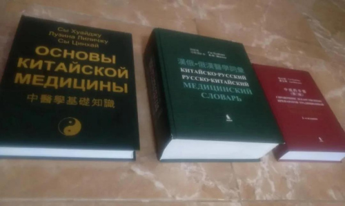 圖為司懷珠所著部分書籍。受訪者供圖,。