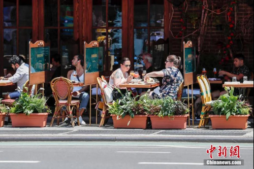 當(dāng)?shù)貢r(shí)間6月22日,，紐約曼哈頓一家餐廳,，顧客在戶外用餐。當(dāng)日,，紐約市按預(yù)定計(jì)劃進(jìn)入第二階段重啟,，市政府預(yù)計(jì)將有約30萬人重返工作崗位。<a target='_blank' >中新社</a>記者 廖攀 攝