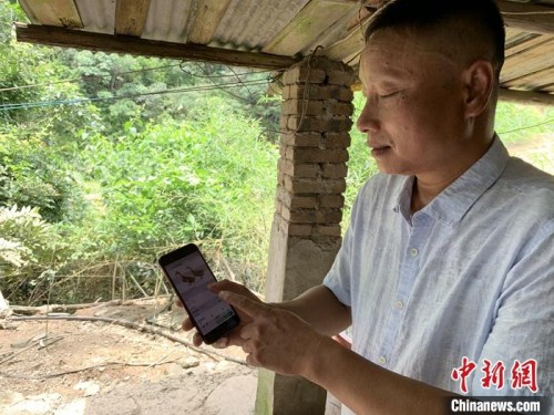 趙九生正在給記者展示今天收到的訂單,。李韻涵 攝 趙九生正在給記者展示今天收到的訂單。李韻涵 攝