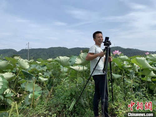 萬亮正在利用手機直播售賣自家農(nóng)產(chǎn)品,。李韻涵 攝 萬亮正在利用手機直播售賣自家農(nóng)產(chǎn)品,。李韻涵 攝